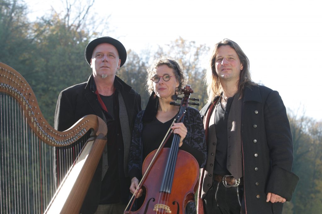 Foto des Andy Lang Trio mit Harfe und Cello vor einer Baumallee