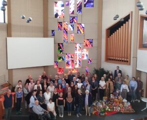Gruppenbild der Gemeindeglieder in der Friedenskirche